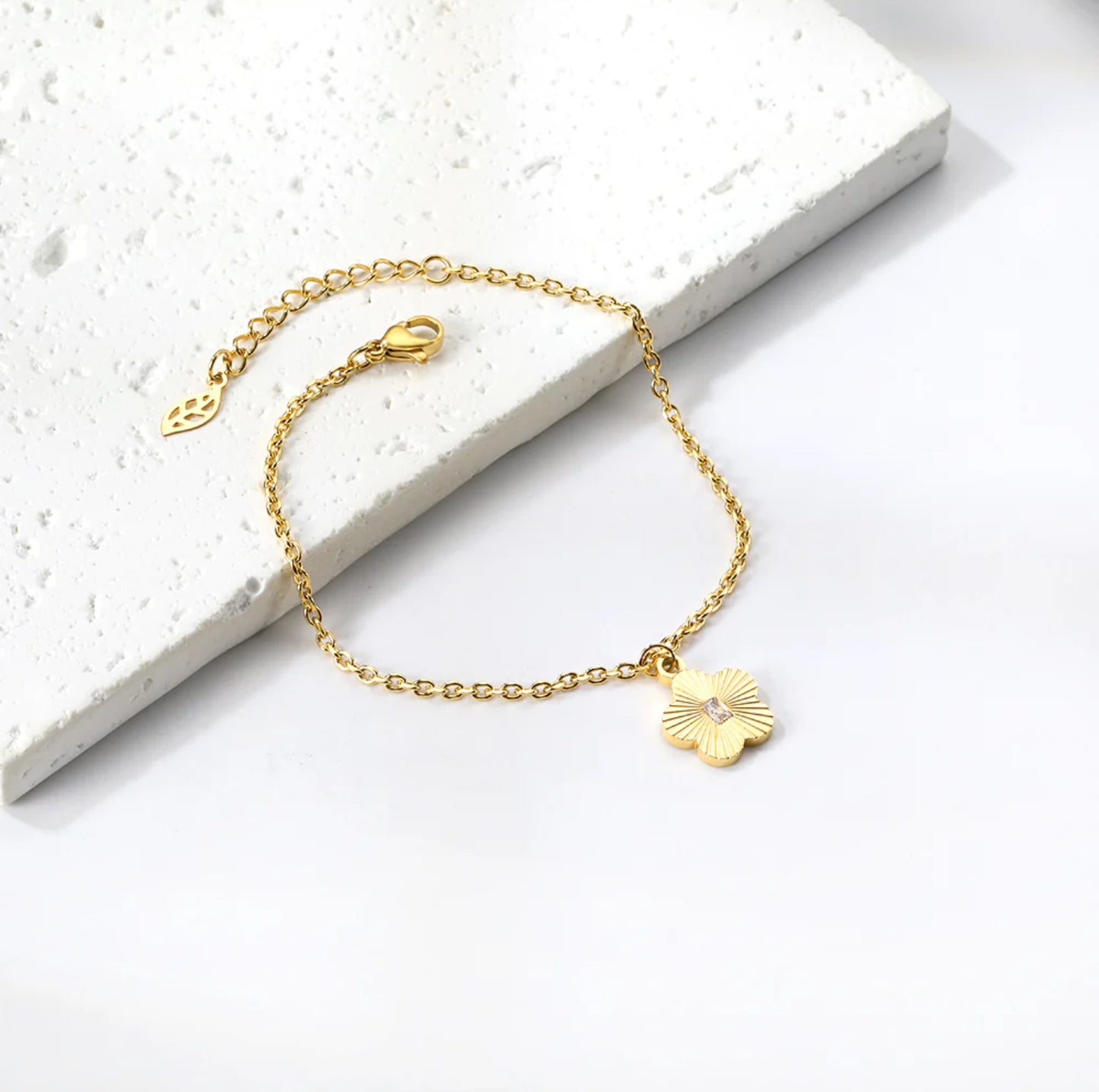 Bella Clover Gold Bracelet