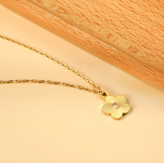 Bella Clover Gold Necklace