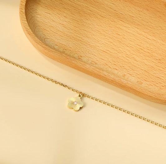 Bella Clover Gold Bracelet